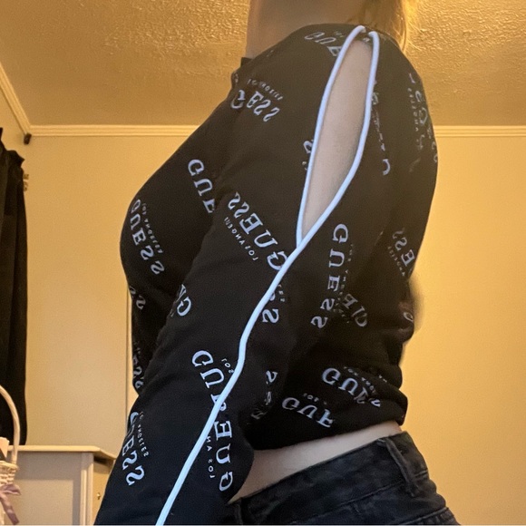 small guess crewneck - Picture 4 of 8